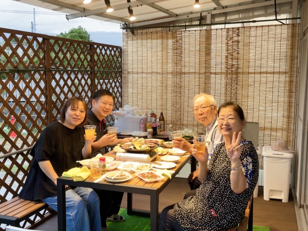 元サイト掲載のウッドデッキで食事を楽しむ様子